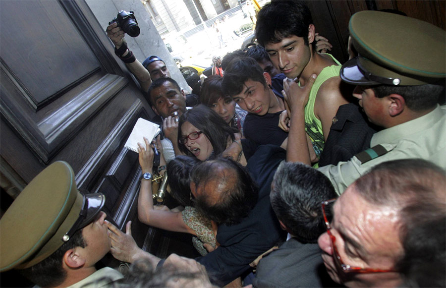 Студенты в дверях конгресса Чили. © Cristobal Saavedra/Reuters