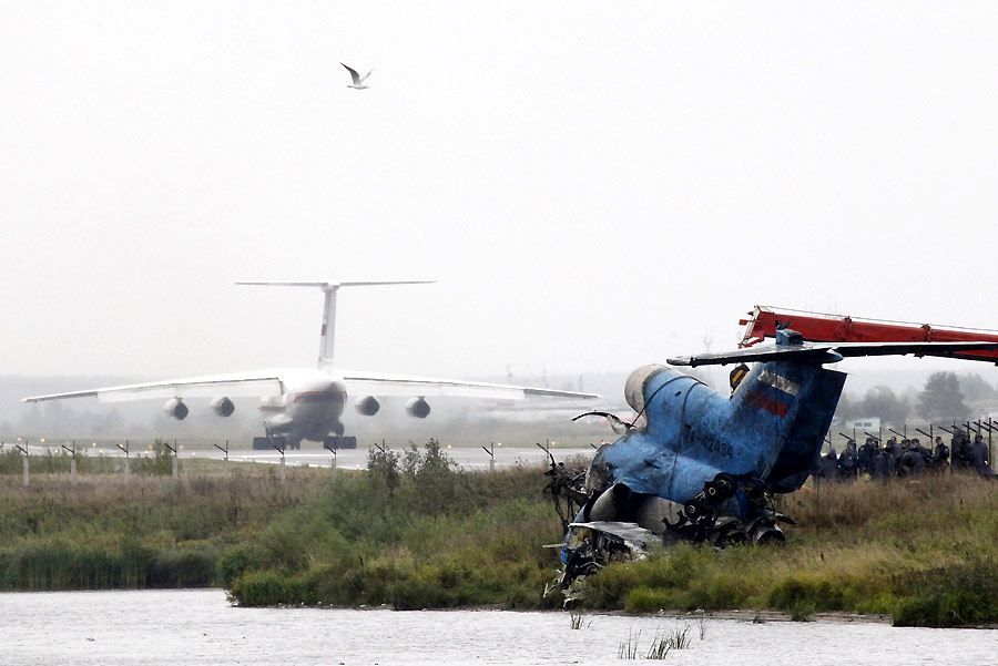 Хвостовая часть разбившегося Як-42. Фото REUTERS/Denis Sinyakov