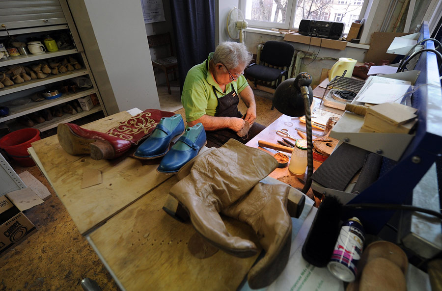 Изготовление обуви в мастерской Государственного академического Большого театра. © Валерий Шарифулин/ИТАР-ТАСС