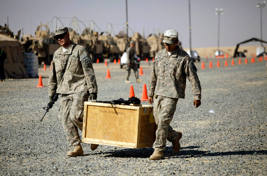 Разгрузка по прибытию на базу в Кувейте. © Maya Alleruzzo/AP Photo