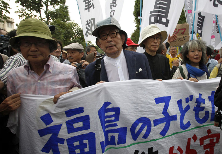 Лауреат Нобелевской премии по литературе Кэндзабуро Оэ (в центре) на демонстрации в Токио. © Yuriko Nakao/Reuters