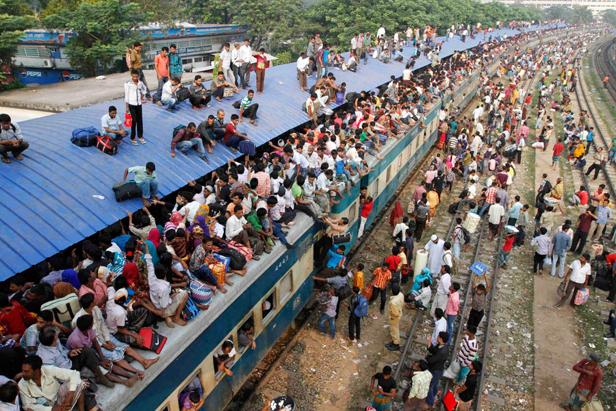 Бангладешцы едут из столицы домой на празднование Ид аль-Адха. © Andrew Biraj/Reuters