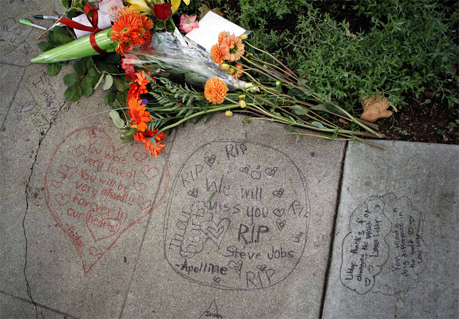 Надписи на тротуаре возле дома Стива Джобса в Пало-Альто в Калифорнии. © Beck Diefenbach/Reuters