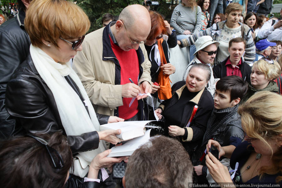 Писатель Борис Акунин подписывает книги своим поклонникам.