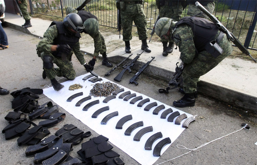 Оружие, конфискованное у мексиканских наркоторговцев. © Leovigildo Gonzalez/Reuters