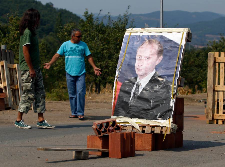 Портрет Владимира Путина, установленный на баррикадах в косовской деревне Рударе близ города Звечан. © Reuters/ Marko Djurica