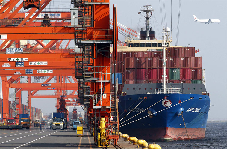 Загрузка контейнеровоза в порту Токио. © Issei Kato/Reuters