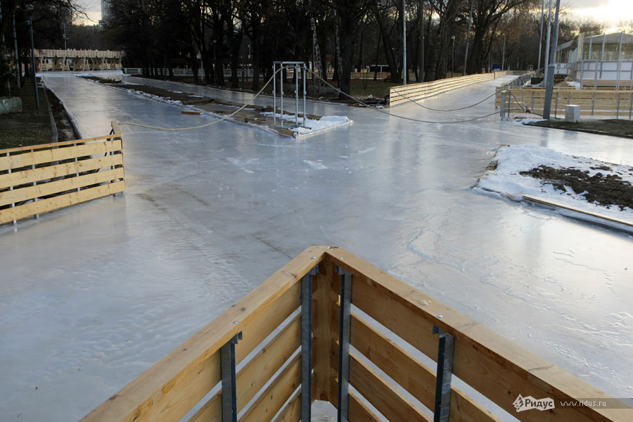 Уже залитый льдом перекресток на катке в Парке Горького. © Антон Тушин/Ridus.ru