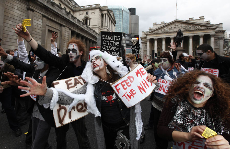 Лондонские демонстранты движутся от собора Святого Павла к Банку Лондона. © SUZANNE PLUNKETT/Reuters