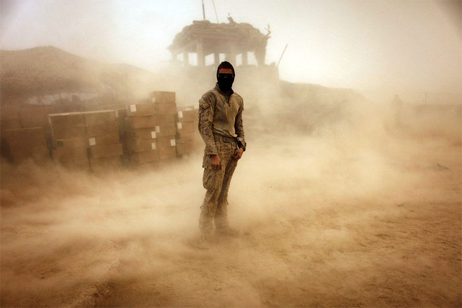 Рядовой первого класса морской пехоты США Брэндон Ворис на своем посту во время пыльной бури. © Finbarr O'Reilly/Reuters