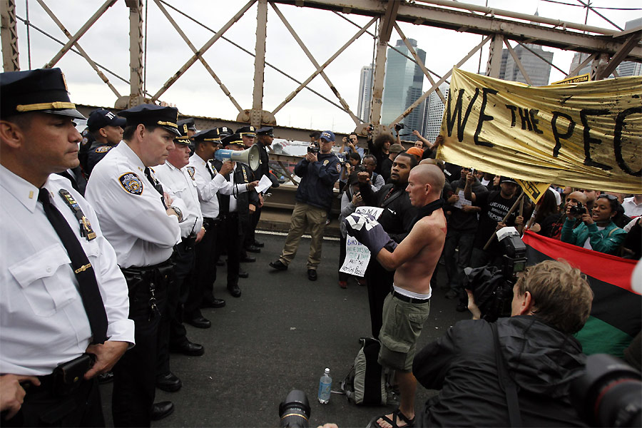 Противостояние на Бруклинском мосту. Фото REUTERS/Jessica Rinaldi