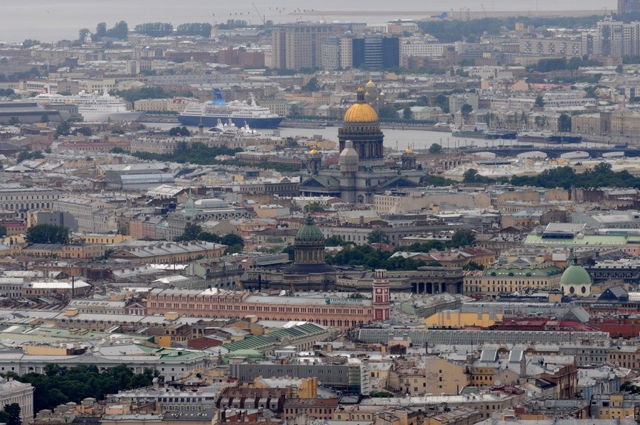 Крыши Петербурга и Исаакиевский собор с вертолета