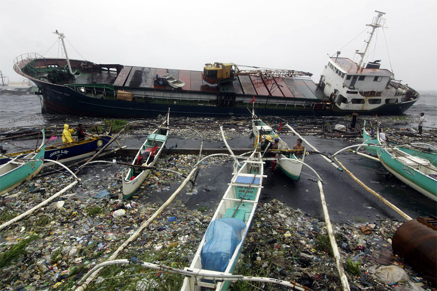 Из-за тайфуна «Несат» пострадали многие суда в филиппинских портах. © Romeo Ranoco/Reuters