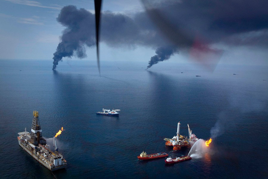 Воспламенение нефти на поверхности воды в Мексиканском заливе. © Lee Celano/Reuters
