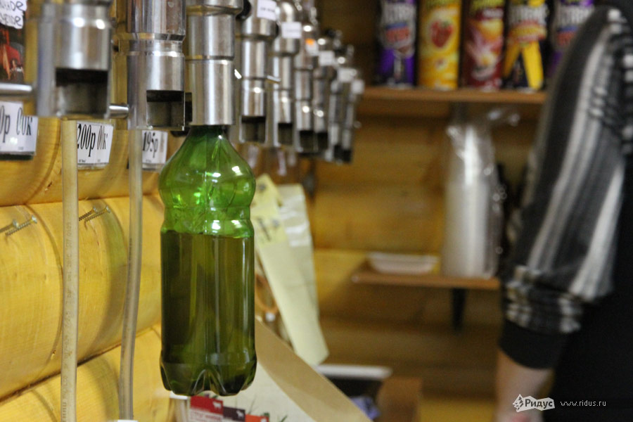 Продажа розливного пива в пластиковых бутылках. © Ridus.ru