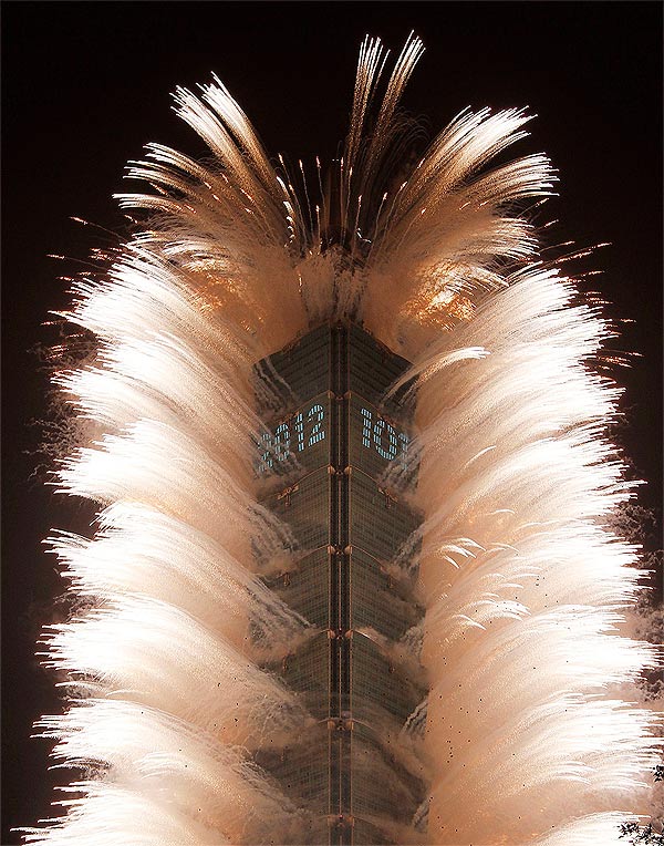 Фейерверки на высочайшем небоскребе Тайбея 1 января 2012г. © REUTERS/Shengfa Lin