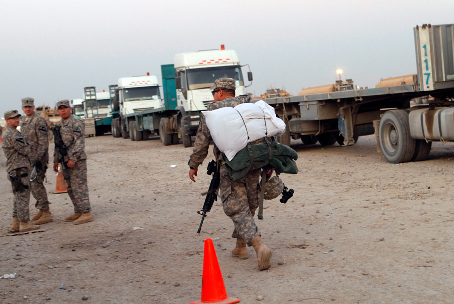Перед отправкой из Ирака в Кувейт. © Maya Alleruzzo/AP Photo