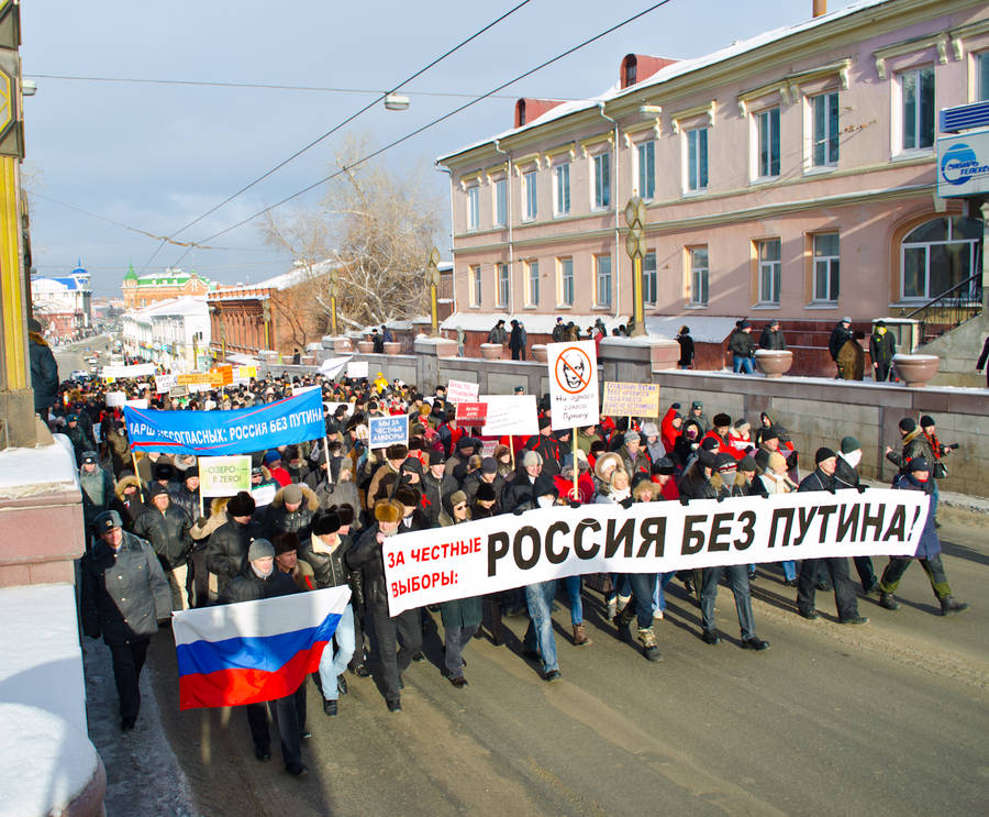 Шествие по проспекту Ленина в сторону площади Новособорной