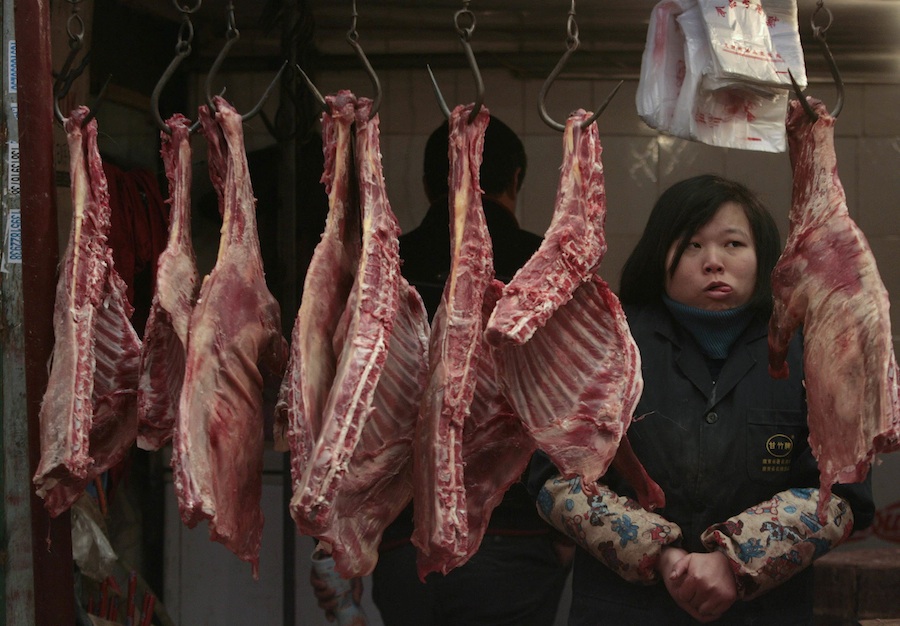 Продавец мяса ждет покупателей на рынке в Нанжинге, провинция Джиангсу. © Sean Yong/Reuters