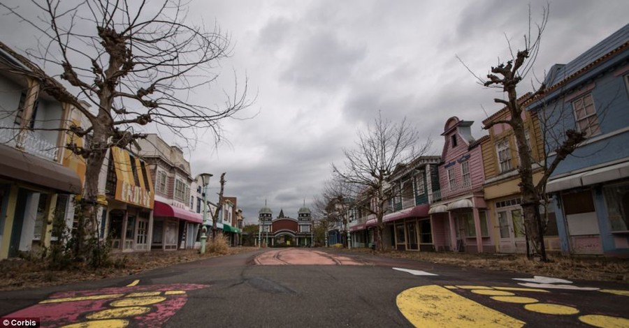 The once jolly mock-up American town in Nara Dreamland now looks cold and uninviting
