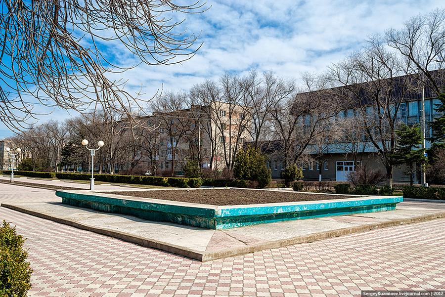 73. Бывший фонтан перед зданием Центральной городской библиотеки.