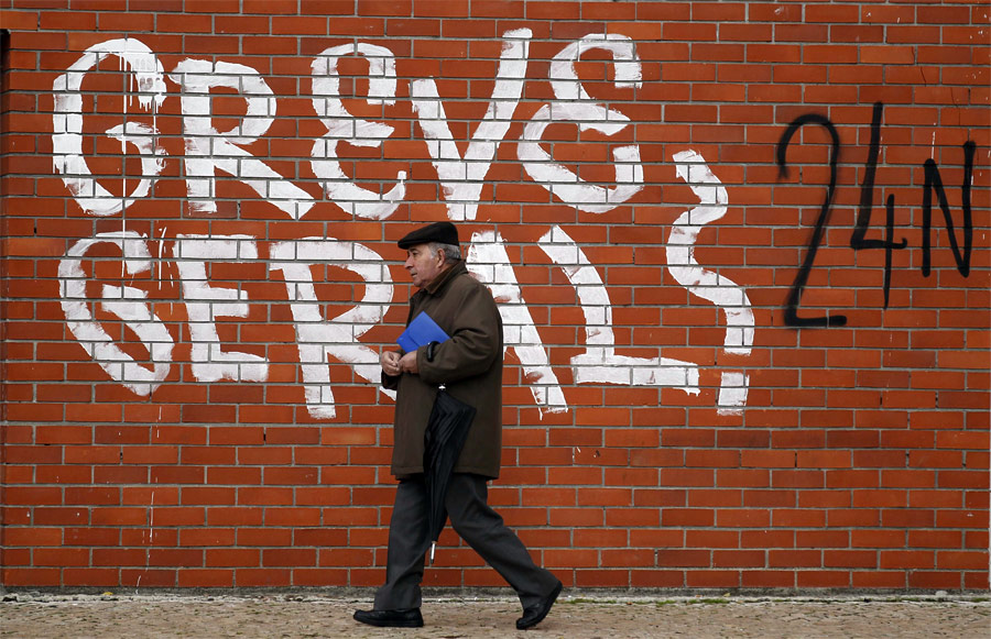 Надпись на стене в Лиссабоне: «Общая забастовка!» © Rafael Marchante/Reuters