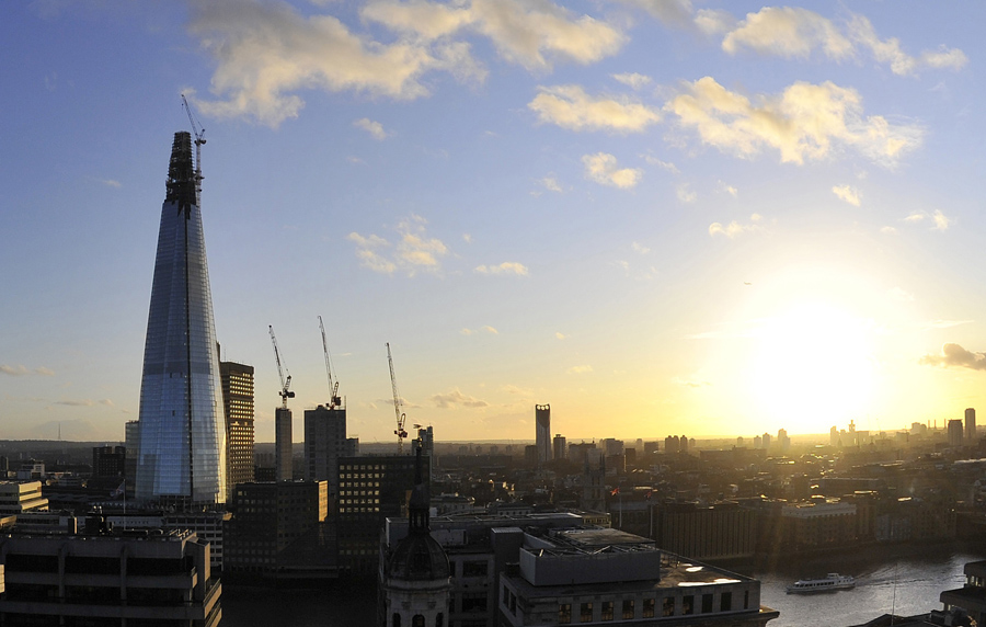 Панорама Лондона на закате, слева небоскреб The Shard, который после завершения строительства в этом году станет самым высоким зданием в Евросоюзе. © Toby Melville/Reuters