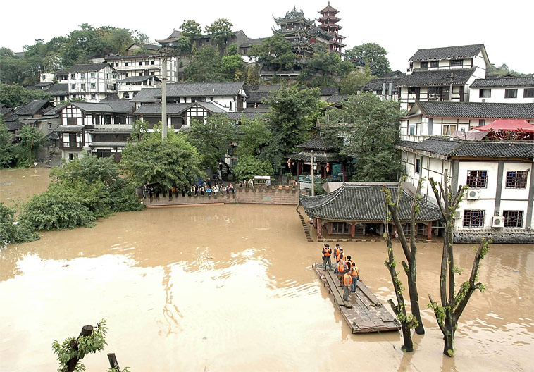 Затопленная площадь в Чунцине. © China Daily/Reuters
