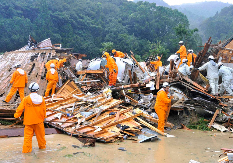 Отряды спасателей ведут поиск пострадавших от наводнения и сели в Японии. © Reuters