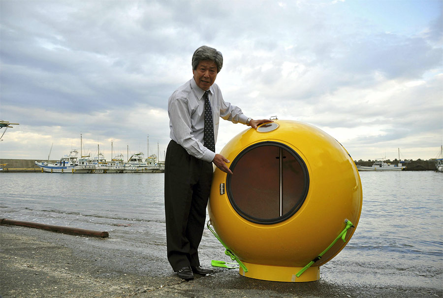 Изобретатель Сёдзи Танака показывает спасательную капсулу. © Oh Hyun/Reuters