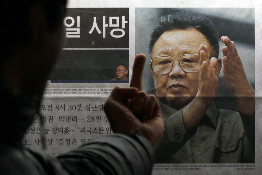 Реакция жителя Южной Кореи на сообщение о смерти северокорейского лидера Ким Чен Ира. © Kim Kyung-Hoon/Reuters