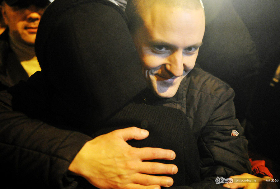 Сергей Удальцов обнимает жену. © Антон Тушин/Ридус
