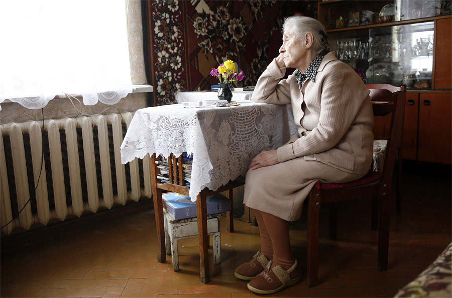 Пенсионерка в своей комнате в коммунальной квартире. © Валерий Матыцин/ИТАР-ТАСС
