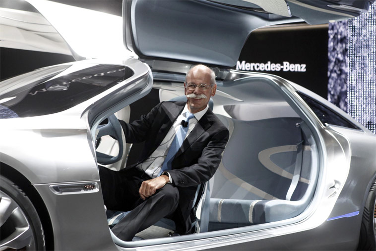 Глава компании Daimler AG Дитер Цетше в салоне концепт-кара Mercedes F125