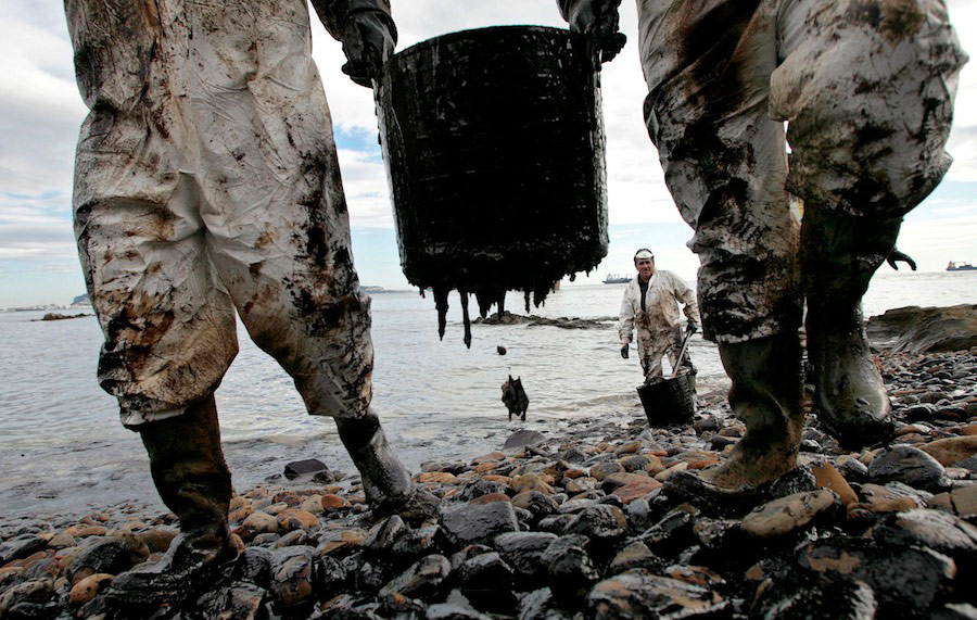 Ликвидирование разлива нефтепродуктов от севшего на мель корабля возле испанского города Альхесираса. © Anton Meres/Reuters