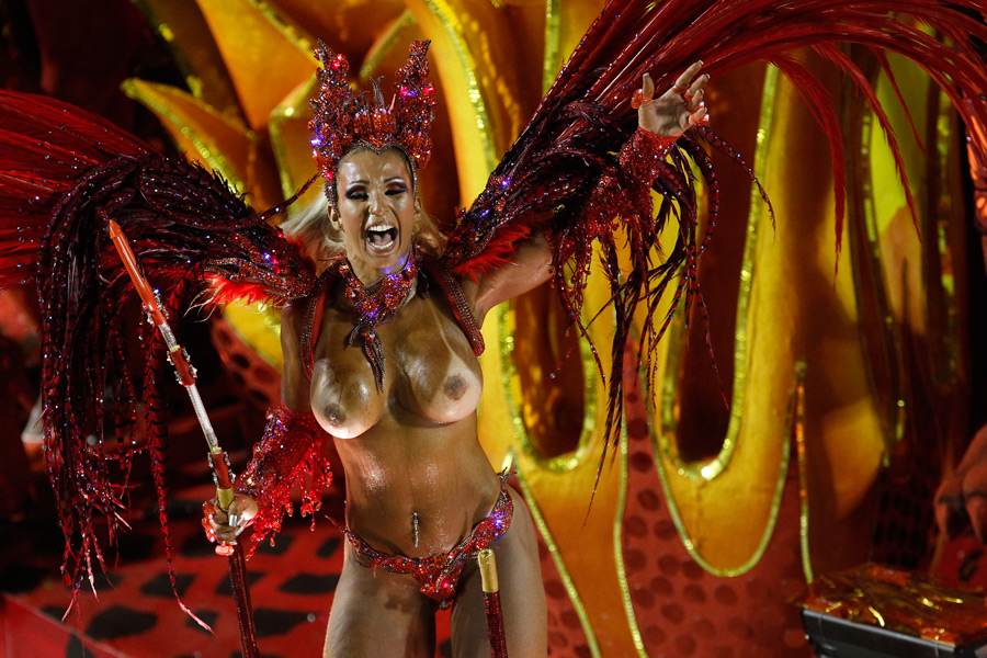 Почему такое явление как Бразильский Карнавал есть там, но нет его в России? 18+ karnaval-v-rio-golie-tantsovshitsi-foto