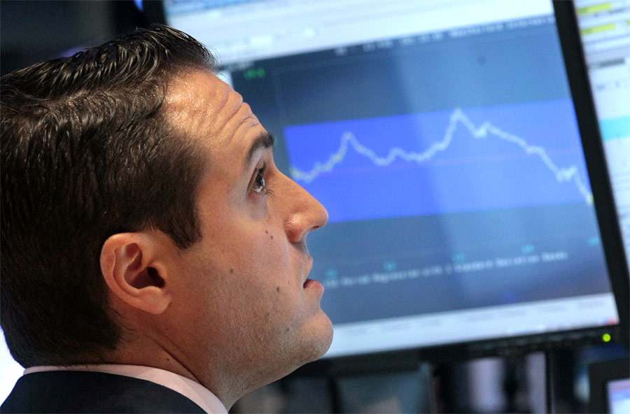 Трейдер на бирже. © Brendan McDermid/Reuters
