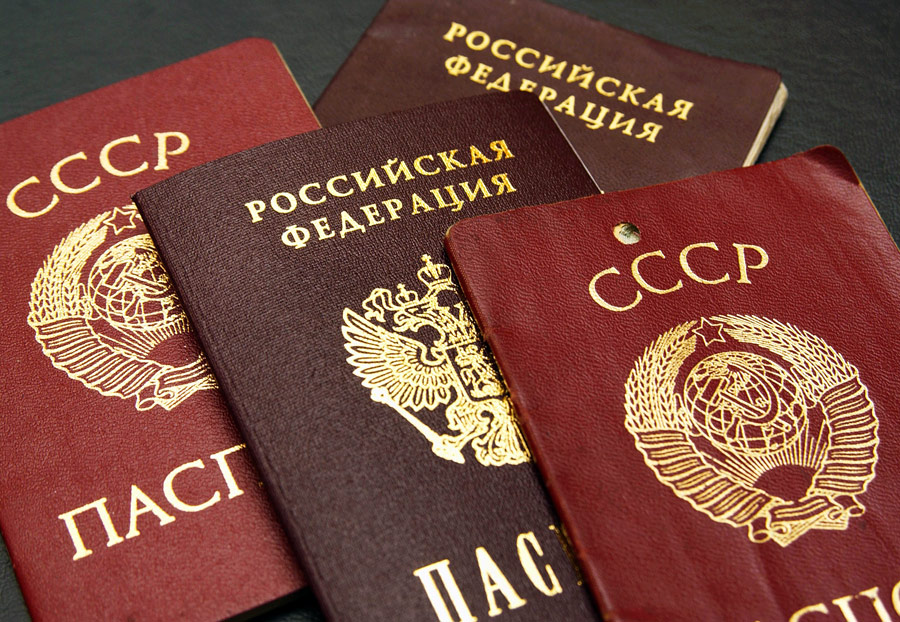 Графа «национальность» существовала в советских паспортах. В российских паспортах, которые начали выдавать в 90-е годы, ее отменили. © Федор Савинцев/ИТАР-ТАСС