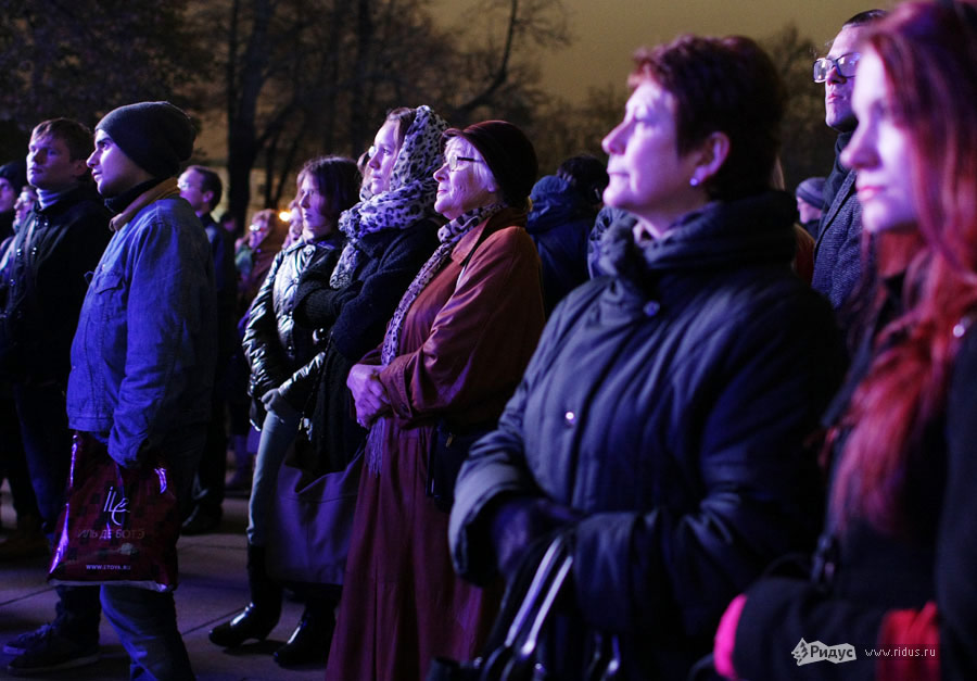 Люди наблюдают за происходящим внутри Большого театра с больших экранов на улице.  © Антон Тушин/Ridus.ru