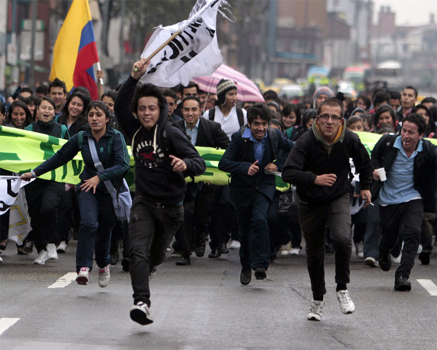 Колумбийские студенты протестуют против платного образования. © John Vizcaino/Reuters