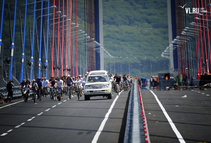 Велосипедисты Владивостока «открыли» мост на остров Русский.