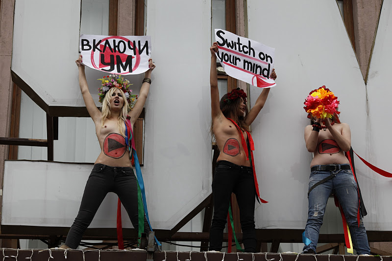 Активистки FEMEN на здании ЦУМа © femen.livejournal.com
