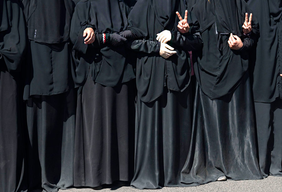 Йеменские женщины требуют суда над уходящим в отставку президентом страны Али Абдаллой Салехом. © Mohamed al-Sayaghi/Reuters