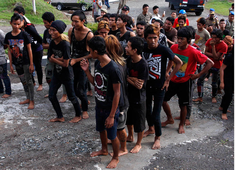 Индонезийские панки были задержаны полицией сразу после концерта. © AP Photo