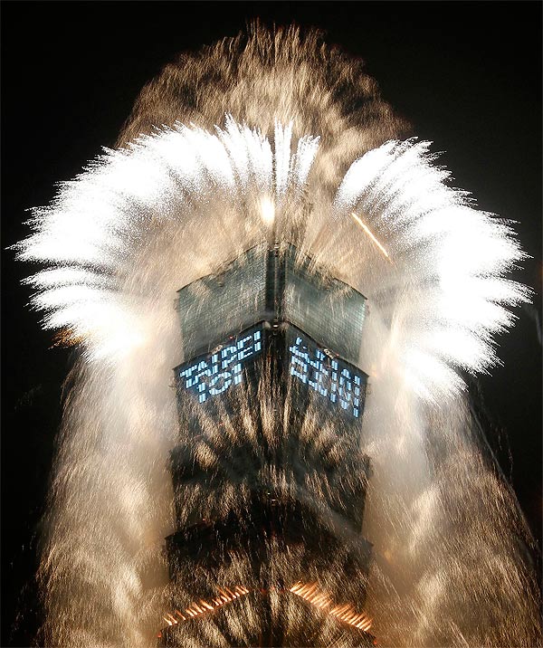 Фейерверки на высочайшем небоскребе Тайбея 1 января 2012г. © REUTERS/Shengfa Lin