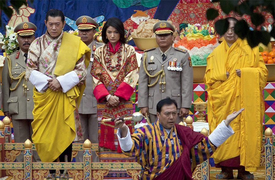 Король Бутана Джигме Кхесар Намгьял Вангчук и его невеста Джецун Пема во время свадьбы. © Adrees Latif/Reuters