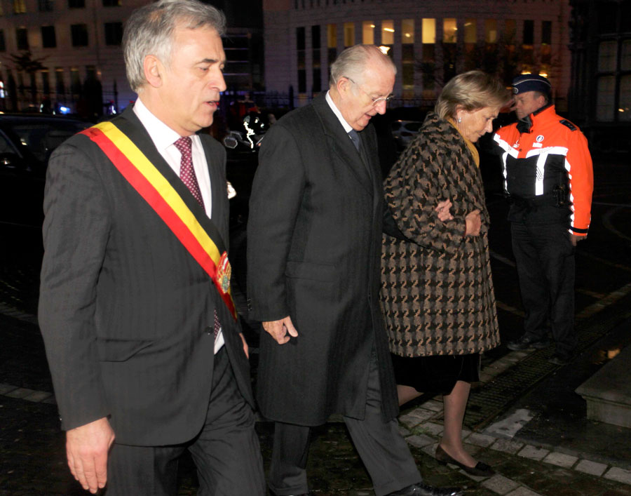Король Бельгии Альберт (второй слева) и королева Паола (справа) прибыли в Льеж, где произошел взрыв на площади Сен-Ламбер. © Thierry Dricot/Reuters