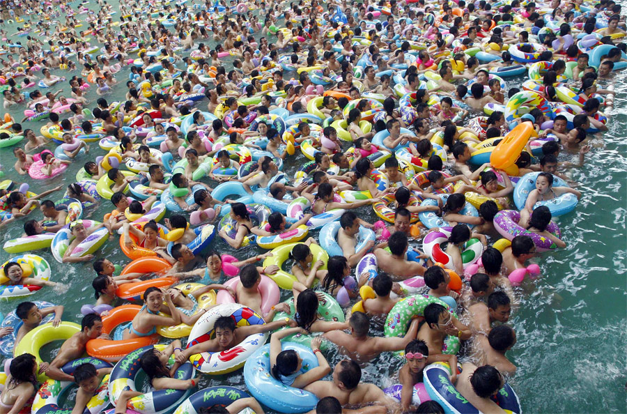 В плавательном бассейне в префектуре Дайинь китайской провинции Сычуань. © Reuters/Stringer