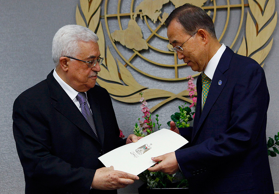 Махмуд Аббас вручает палестинскую заявку Пан Ги Муну. © REUTERS/Eric Thayer