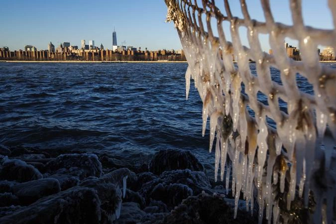 Лед образуется на берегу Ист-Ривер в связи с необычно низкими температурами, вызванным полярным вихрем в Нью-Йорке.